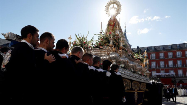 Los anderos de la Hermandad de Nuestro Padre Jesús Nazareno «El Pobre» portan la imagen de la Virgen de la Almudena