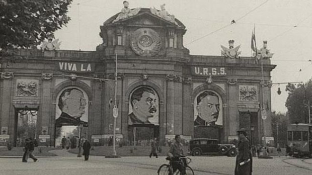 La Puerta de Alcalá en 1936 con el retrato de Stalin