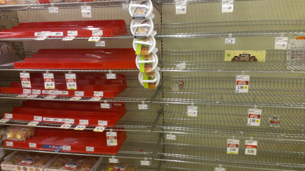 Supermercado con estanterías vacías