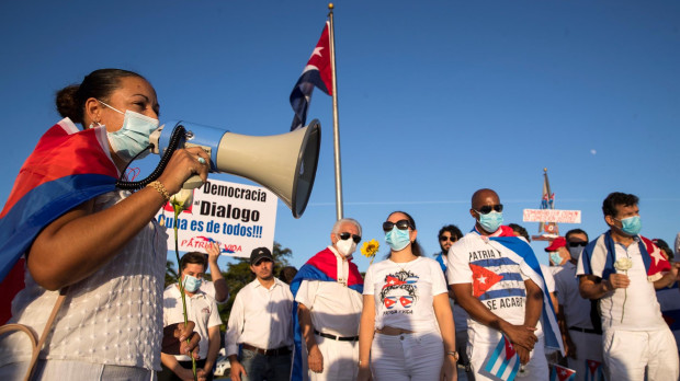 Un grupo de cubanos residentes en República Dominicana protesta contra el gobierno cubano, el lunes en Santo Domingo
