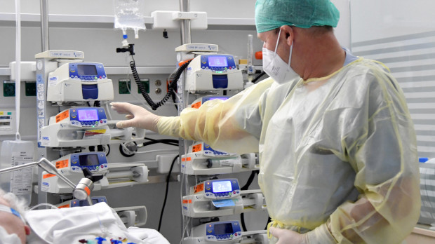 Médico austriaco atiende aun paciente positivo por coronavirus en la UCI