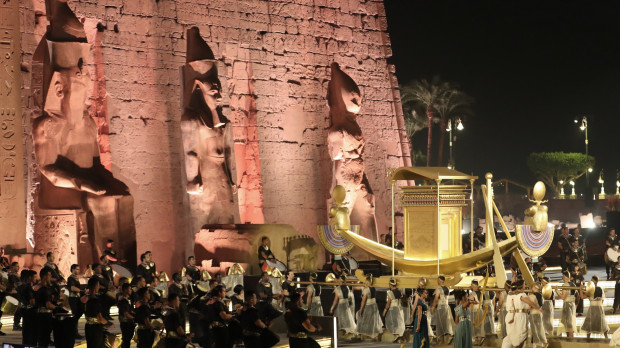 Luxor (Egypt), 25/11/2021.- Actors carry a golden boat as they parade during the opening ceremony of the Avenue of Sphinxes at the ancient Temple of Luxor, in Luxor, Egypt, 25 November 2021. The 3,000-year-old ancient promenade Avenue of Sphinxes (El Kebbash Road) was opened to the public after years of restauration with a grand ceremony. (Egipto, Roma) EFE/EPA/KHALED ELFIQI
