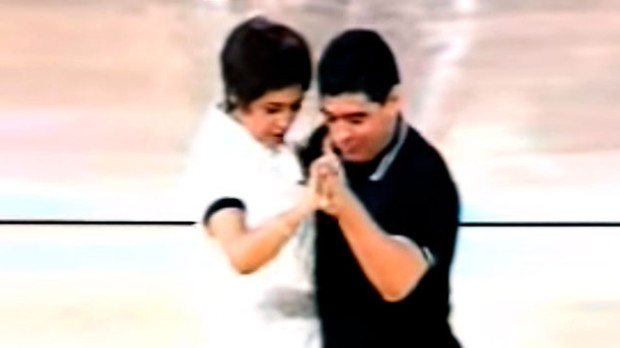Isabel Gemio y Diego Armando Maradona, durante su baile en 'Sorpresa, sorpresa'