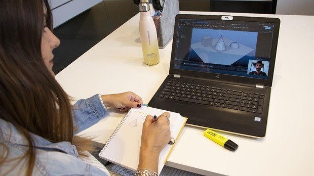 Una alumna de FP estudia a través de una plataforma virtual