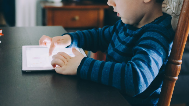 Niño mirando una tablet