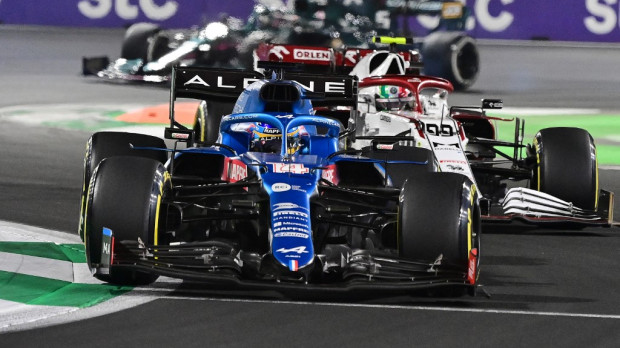 El piloto Fernando Alonso compite esta temporada contra Vettel y Raikkonen por el nuevo trofeo 'Overtake Award'