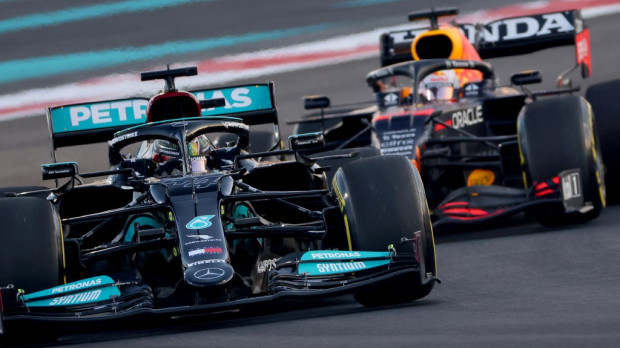 Los pilotos Lewis Hamilton (i) y Max Verstappen (d) en el circuito de Yas Marina en la segunda sesión de entrenamientos libres
