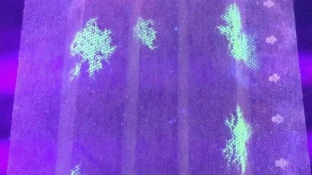 La mascarilla, con rastros del virus