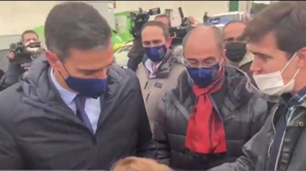 Ramón Celma (PP) le entrega unas botas de agua a Pedro Sánchez en Zaragoza