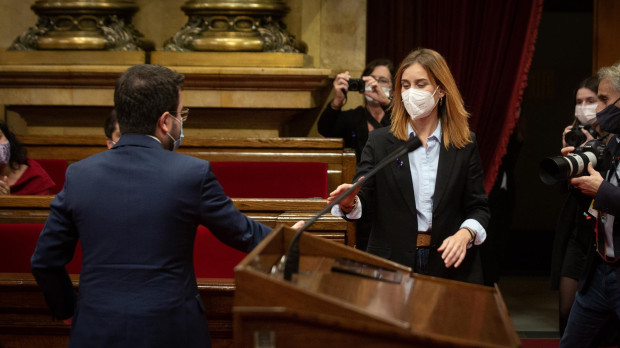 El presidente de la Generalitat, Pere Aragonès, saluda a la líder de los comuns en el Parlament, Jéssica Albiach