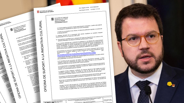 Ilustración: los documentos de la subvención junto a Aragonés