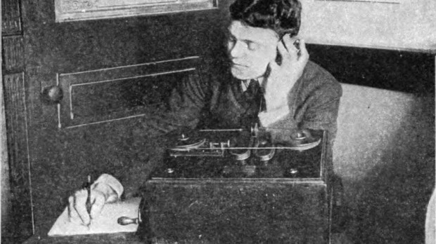 Un radio operador recibe un mensaje radiotelegráfico usando un detector magnético Marconi basado en ondas de radio (c.1903)