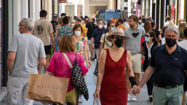 Ambiente en una calle comercial del centro de Sevilla