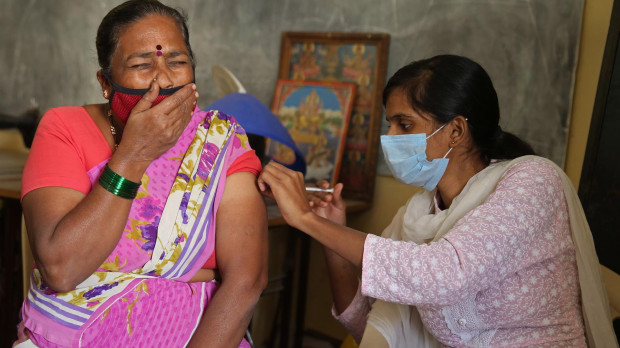 Una mujer recibe una dosis de la vacuna de covid-19 en un centro de vacunación gratuito en Bangalore (India)