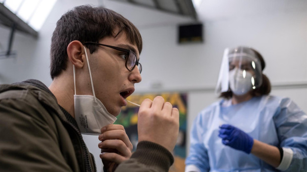 Personal sanitario realiza este viernes test de antígenos en saliva en la Casa da Xuventude, en Orense