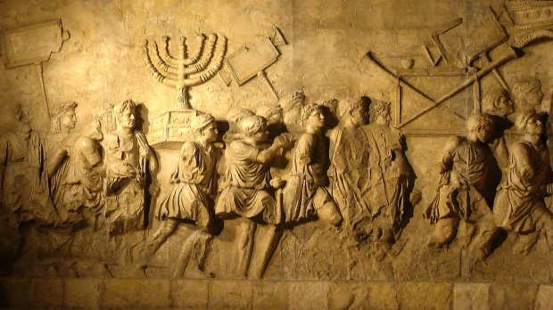 Relieve del Arco de Tito en el que se representan los tesoros expoliados por los romanos a los judíos, entre ellos la menorá, tras el Sitio de Jerusalén del año 70 d. C