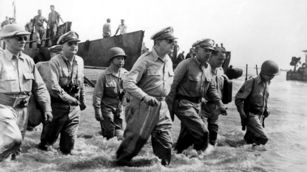 El general MacArthur y su personal, junto al presidente filipino Sergio Osmeña, bajan a tierra en la playa de Palo, Leyte, 20 de octubre de 1944