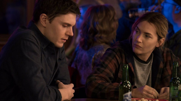 Mare of Easttown (HBO Max) Como admiradores de Kate Winslet que somos, aguardábamos con ganas el estreno de Mare of Easttown en HBO Max y, al contrario de lo que suele ocurrir con las expectativas, lo cierto es que no nos decepcionó. Ni la serie, centrada en la investigación de un crimen en un pueblo de Pensilvania (Estados Unidos), ni por supuesto la actriz, que borda su interpretación de la detective que arrastra una tragedia familiar en su desordenada vida. Es justo ahí, en la forma de adentrarse en el alma errante de Mare (Kate Winslet), donde Mare of Easttown acierta en el centro de la diana. Ahí y en los dos grandes puntos de giro de sus siete capítulos. Ojalá 2022 nos traiga el anuncio de una segunda temporada de Mare of Easttown.