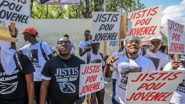 Manifestantes piden justicia para el presidente Jovenel Moise, asesinado por bandas criminales