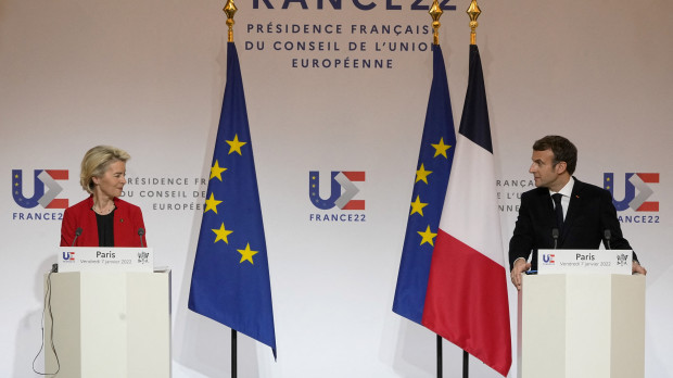 Macron y von der Leyen durante su intervención