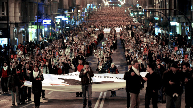 Vista de la manifestación, poblada de fotos de etarras, que se celebró el 3 de enero de 2009 en Bilbao