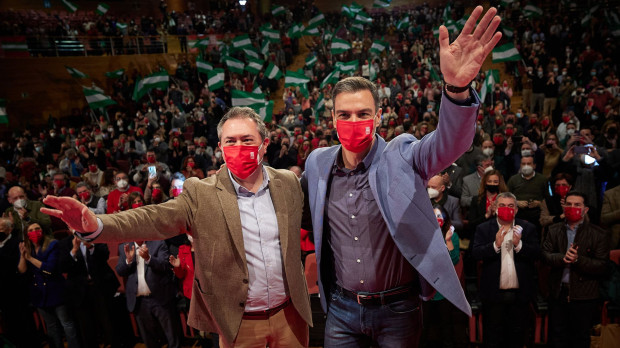 Pedro Sánchez junto a Juan Espadas, en el Palacio de Congresos de Granada, este sábado.
