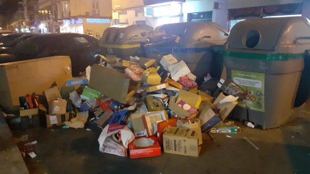 Basura acumulada en el distrito de la Macarena de Sevilla