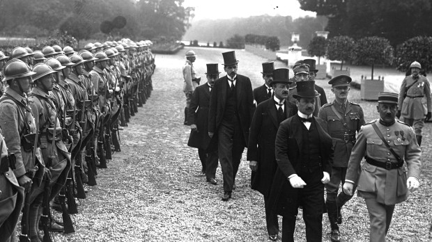 Firma del tratado el 4 de junio de 1920 en el Palacio del Gran Trianón de Versalles y la llegada de los dos signatarios, Ágost Benárd y Alfréd Drasche-Lázár