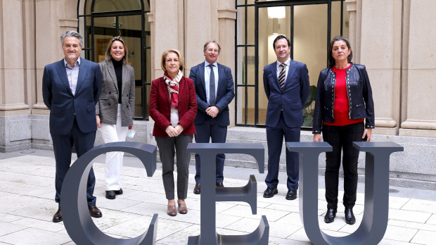 De izda. a dcha.: Alberto Granados, presidente de Microsoft España, Belén Gancedo, directora de Educación de Microsoft en España, Rosa Visiedo, rectora de la Universidad CEU San Pablo, Ricardo Palomo, decano de la Universidad CEU San Pablo, Manuel Abellán, responsable de Higher Education en Microsoft España y Carmen García de Elías, gerente de la Universidad CEU San Pablo.