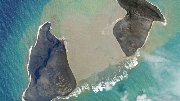 La isla que albergaba al volcán que erupcionó en Tonga después de la erupción