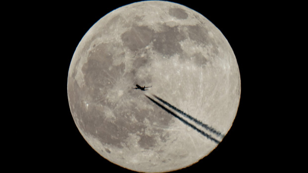 Un avión vuela junto a la Luna la semana pasada