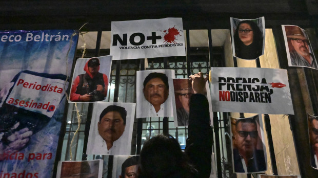 Pancartas denunciando la violencia contra los periodistas en México
