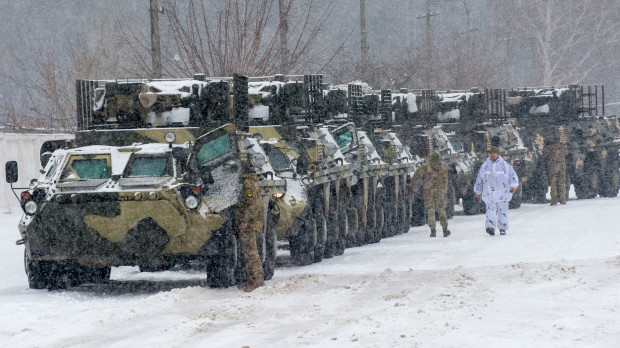 Tanques en Ucrania se abren paso entre la nieve