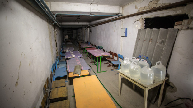 Un refugio antiaéreo bajo un colegio