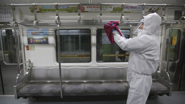 Trabajador surcoreano desinfectando los vagones del metro para prevenir los contagios por coronavirus