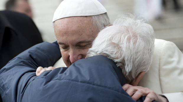 El Papa Francisco abrazando a un anciano durante la audiencia general del 21 de marzo de 2018