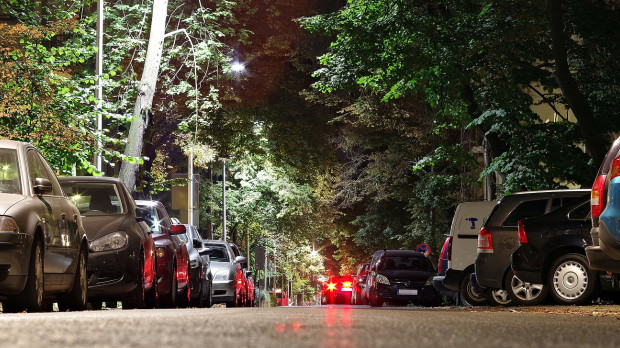 En el caso de Madrid, la ordenanza de movilidad de esta ciudad establece en cinco los días hábiles que un coche puede estar estacionado en el mismo sitio