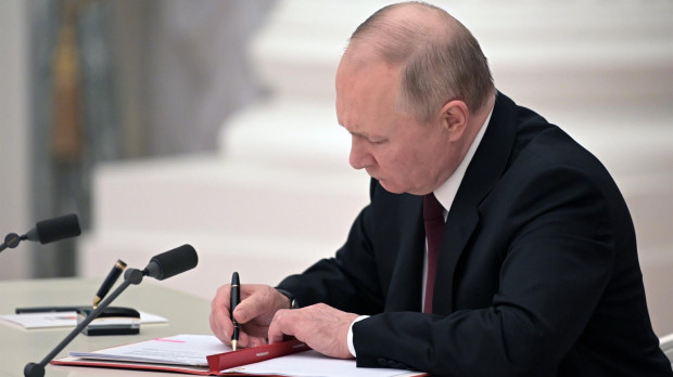 El presidente ruso Vladimir Putin firma decretos sobre el reconocimiento de las autoproclamadas República Popular de Donetsk (DPR) y la República Popular de Lugansk (LPR), hoy, en el Kremlin de Moscú, en Moscú, Rusia. Putin reconoció este lunes la independencia de las autoproclamadas repúblicas separatistas de Donetsk y Lugansk, en el este ucraniano, y decretó el despliegue de militares a esos territorios, lo que ha desencadenado el rechazo internacional y el anuncio de sanciones