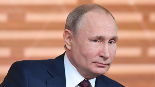 El presidente ruso Vladimir Putin escucha las preguntas posteriores a su conferencia de prensa anual