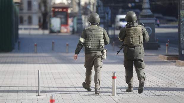 Militares ucranianos caminan por la calle en Kiev, Ucrania, el 26 de febrero de 2022. El presidente ruso, Vladimir Putin, anunció una "operación militar especial" en el Donbass con el objetivo, como dijo, de desmilitarizar y desnazificar Ucrania, así como llevar ante la justicia los que cometieron numerosos crímenes sangrientos contra civiles