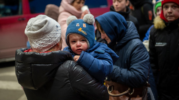 Familias de refugiados ucranianos aguardan junto a la frontera entre Ucrania y Eslovaquia