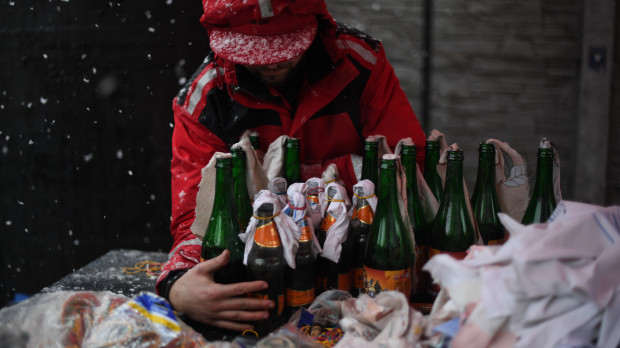 A volunteer demonstrates the preparation of Molotov cocktails at the Pravda - (Truth) brewery in Lviv on February 27, 2002. - Ukraine said that it had agreed to talks with Russia after four days of conflict, as Russian President Vladimir Putin ordered his defence chiefs to put nuclear "deterrence forces" on alert. The conflict has already killed dozens of civilians, forced hundreds of thousands to flee and turned Moscow into a global pariah. (Photo by Daniel LEAL / AFP)