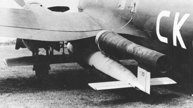Una V-1 montada debajo de un Heinkel He 111 . Se aprecia la conexión al dispositivo de disparo desde la cabina