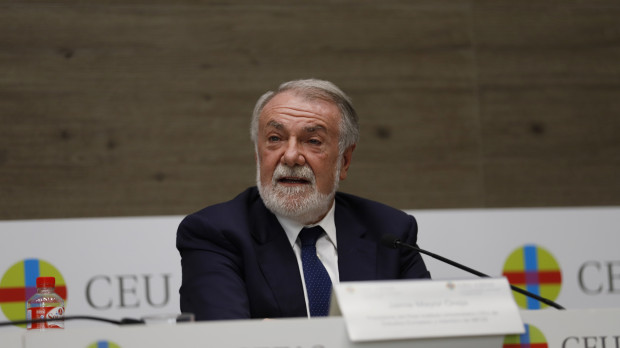 Jaime Mayor Oreja, presidente de NEOS, durante sus palabras al comienzo del congreso