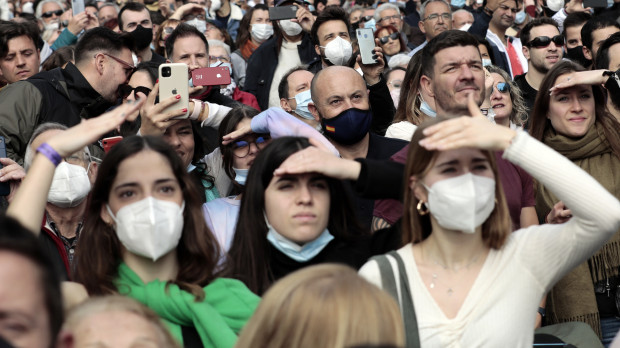 Vista general del público en una mascletá de las primeras Fallas sin restricciones, pero en las que el público asistente deberá utilizar la mascarilla como medida de protección ante la covid. EFE/Ana Escobar