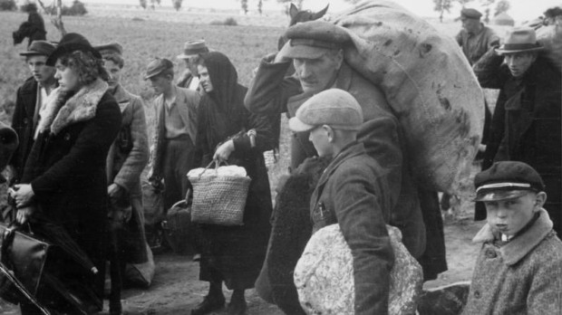 Wartheland, polacos evacuados en Schwarzenau cerca de la estación de tren