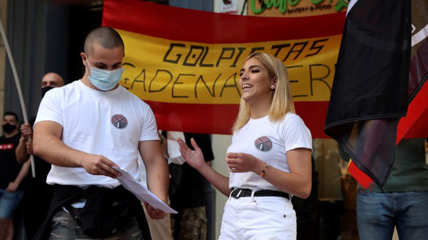 Isabel Peralta (D) en un acto de 'Bastión Frontal' contra los indultos a los independentistas en Madrid