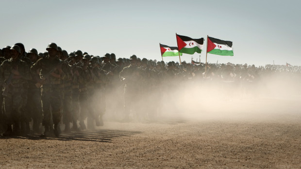 Soldados del Frente Polisario en el Sáhara Occidental celebran el 35 aniversario de la República Árabe Saharaui Democrática, febrero de 2011