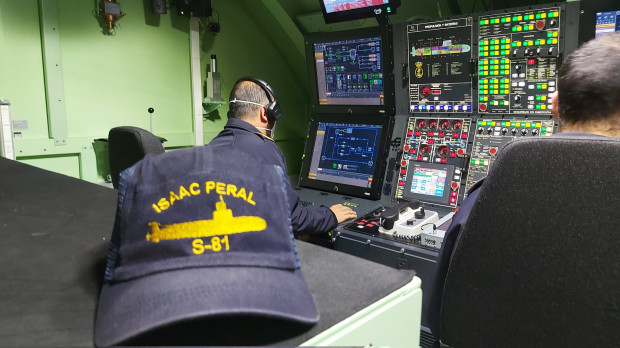 Un momento del adiestramiento de la tripulación del S-81 en simuladores