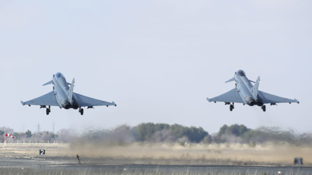 Dos Eurofighter españoles despegando durante la misión que han cumplido en Bulgaria